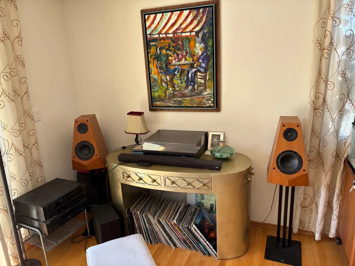Furniture, art, electronics, appliances, dishes photo 1