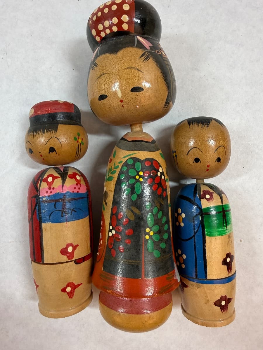 Yellow Dog Estate Sales Online Auction #598: Fitz & Floyd, Fenton Glass, 14K Gold Necklace, Vintage Tiffany-Style Slag Glass Swag Lamp and Hollywood Regency Brass Table Lamp, & Vintage Collectibles photo 1