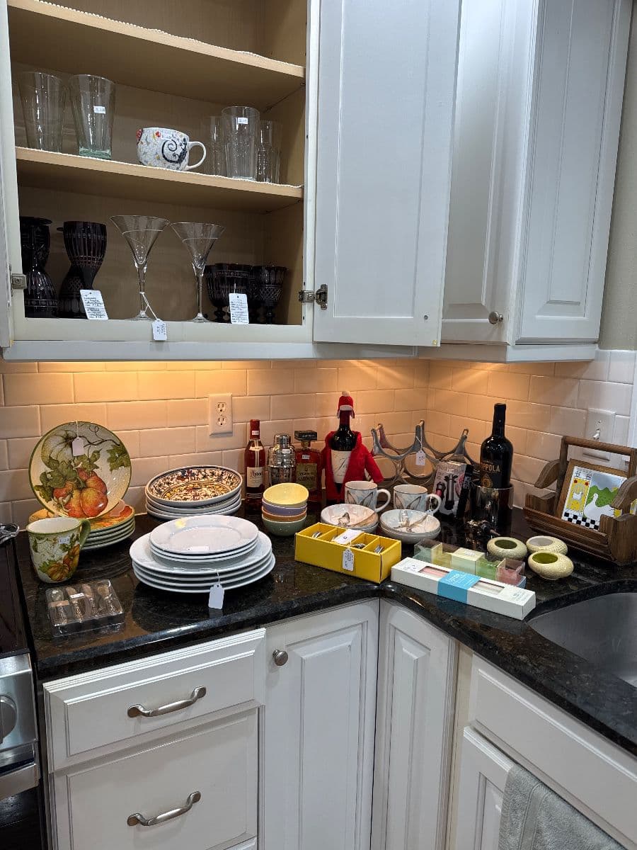 Beautiful Home on Butternut filled with Pottery Barn, Crate & Barrel and more! photo 7