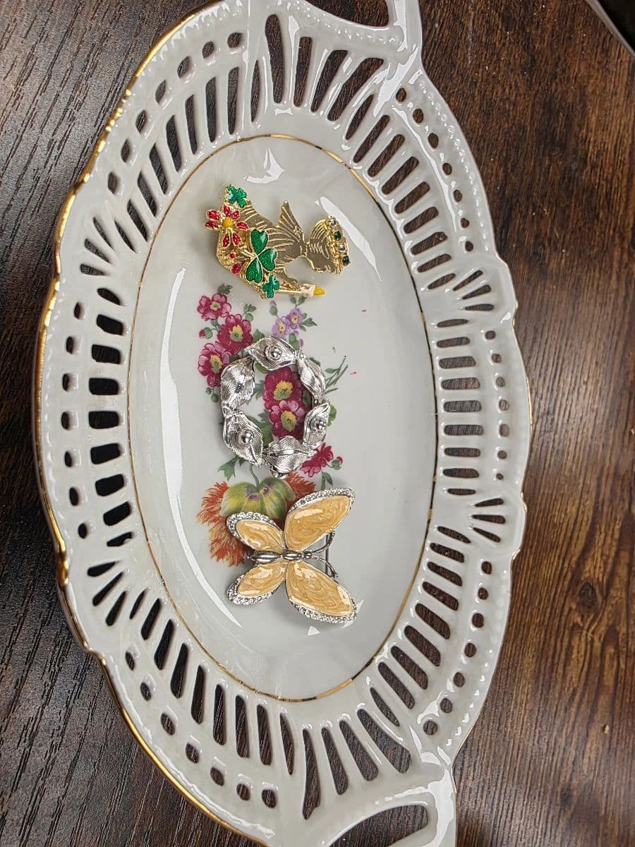 FINAL - Curated Pop-Up / Estate Sale | Massive Vintage Jewelry, Clothing & Bundle-Friendly Shopping photo 8