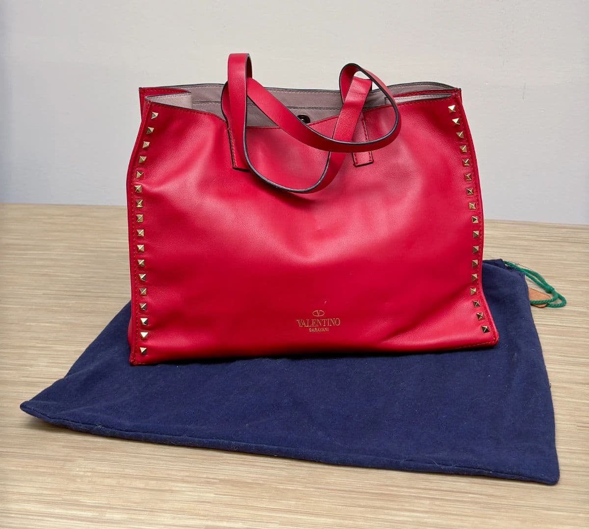 Elegant Art, Fashion & Traditional Furnishings Kansas City Estate Sale | Louis Vuitton, Gucci, Prada photo 11
