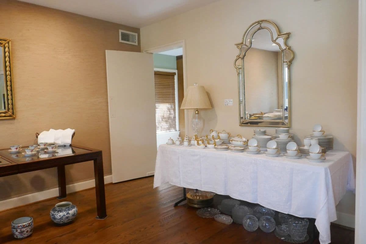 30% OFF SUPER Sunday Galleria Area Estate Sale photo 8
