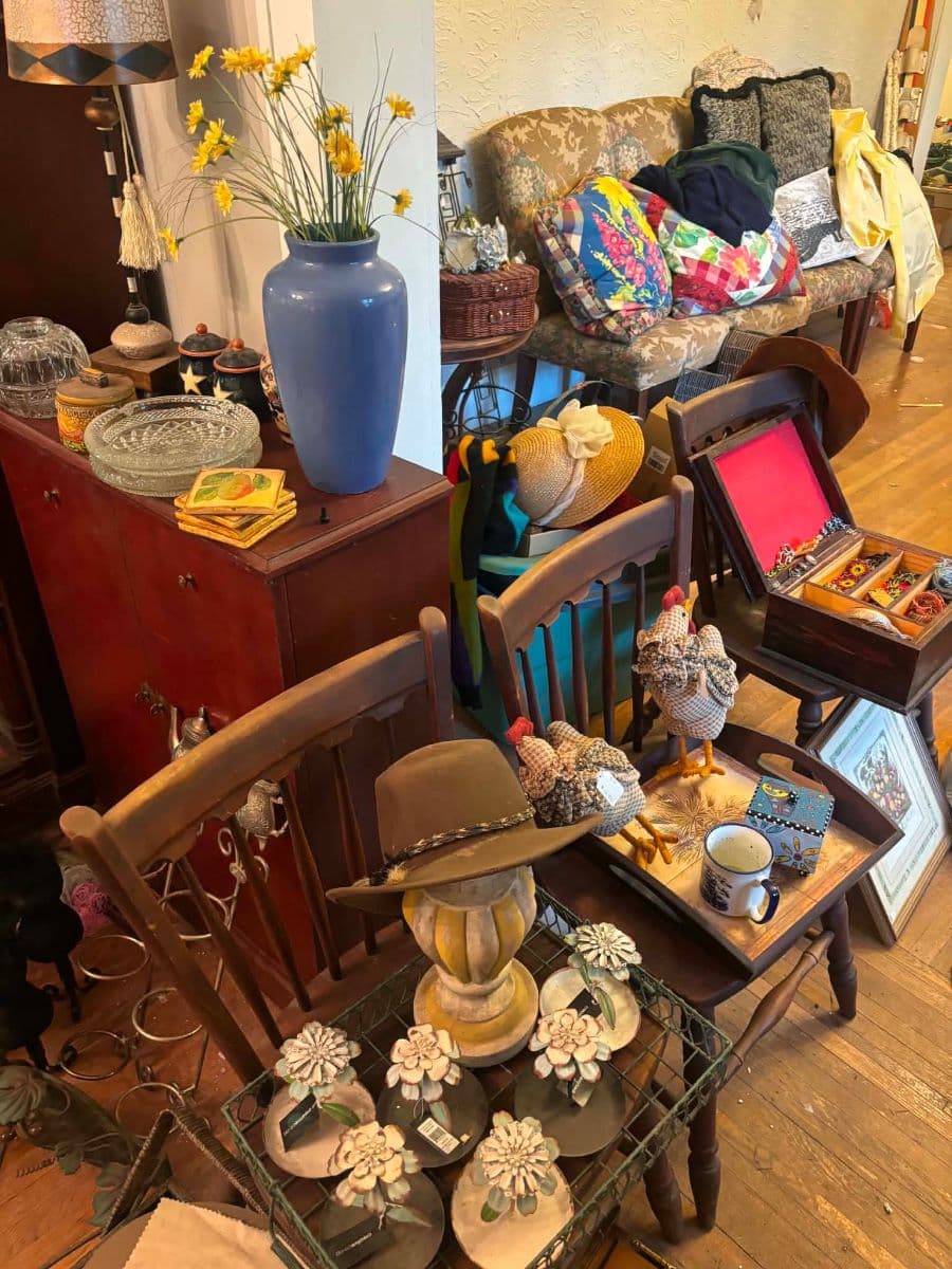 HUGE ESTATE SALE - BOUTIQUE/ANTIQUE STYLE ITEMS! photo 8