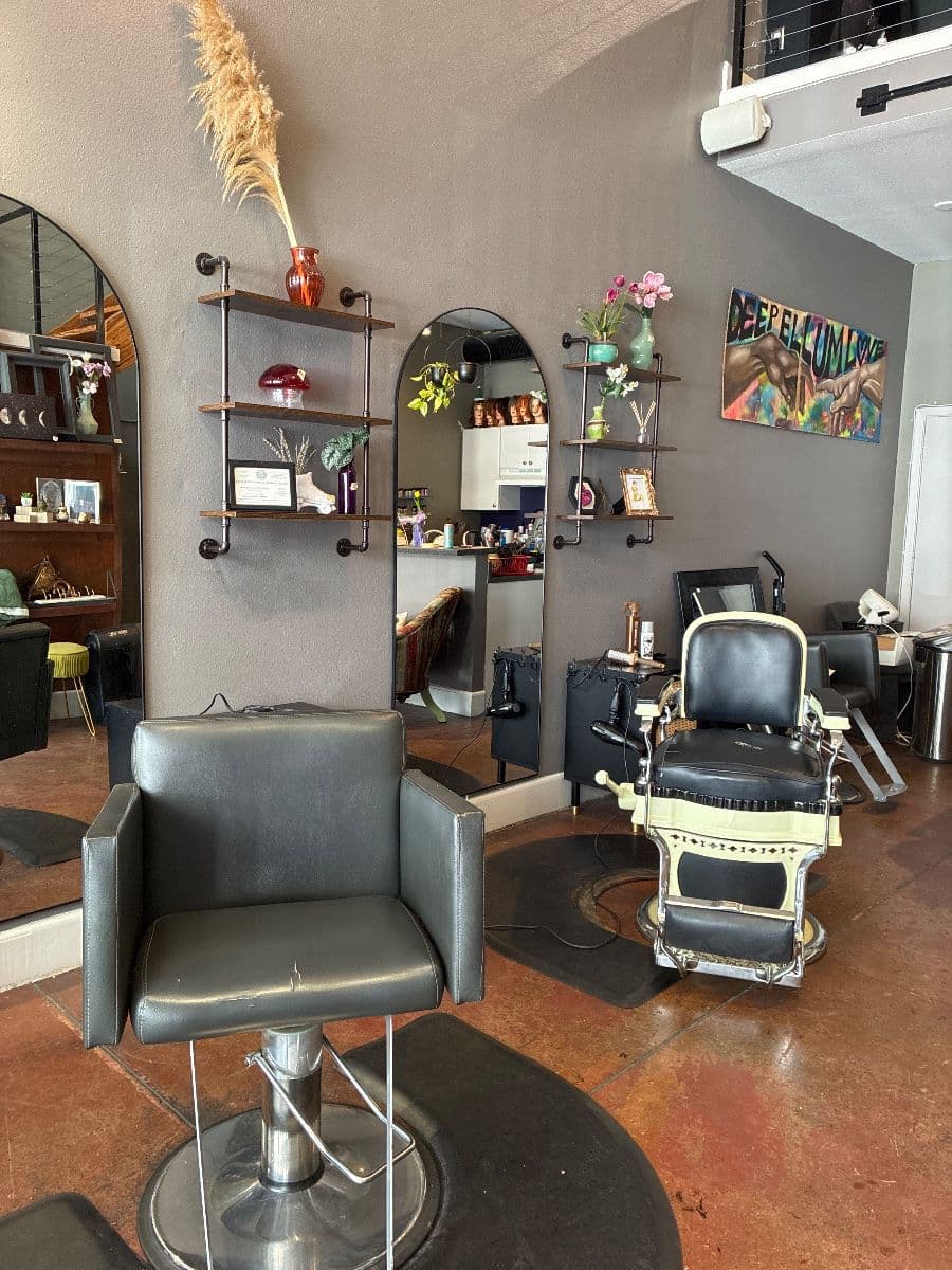 Art, furniture and salon stuff photo 4