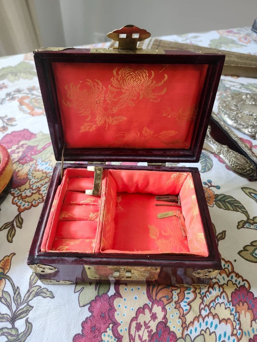 BELLEVUE ESTATE SALE! photo 12