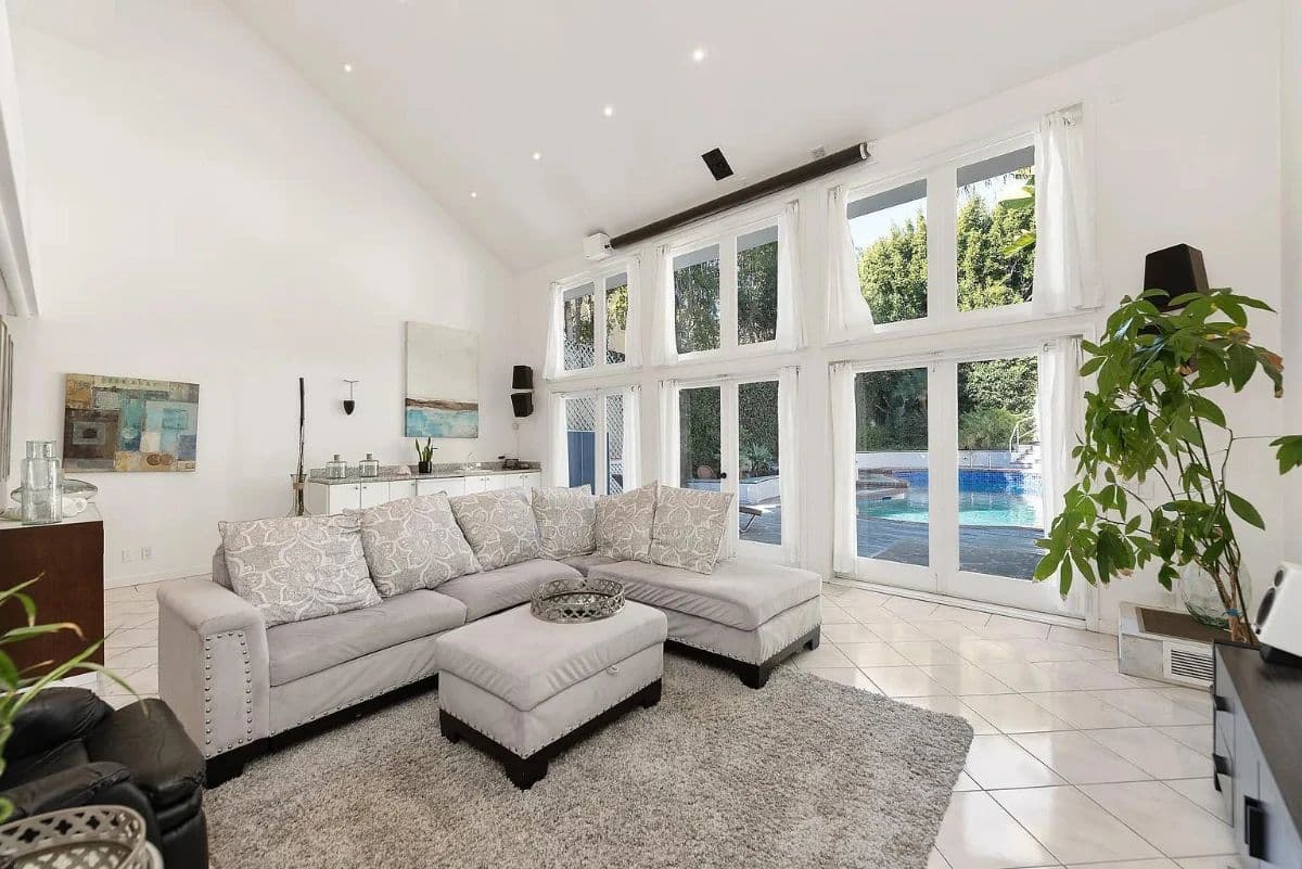 Magnificent Los Angeles Estate: Over 6600 sq ft of Immaculate Contemporary & Traditional Furnishings photo 3