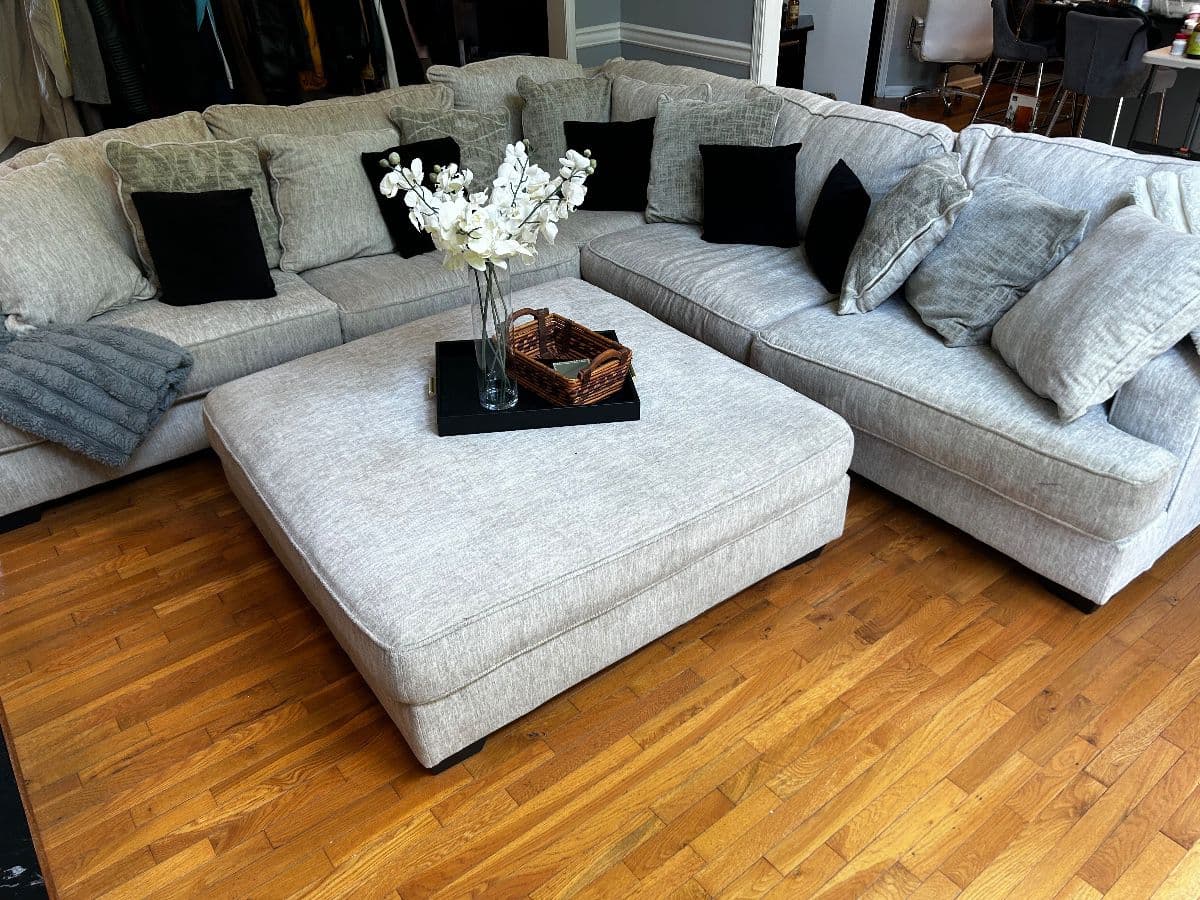 GILDED NEST WITH A RANGE ROVER, FURNITURE, DESIGNER CLOTHES AND ENTERTAINING FOR DAYS! A MUST SEE! photo 2