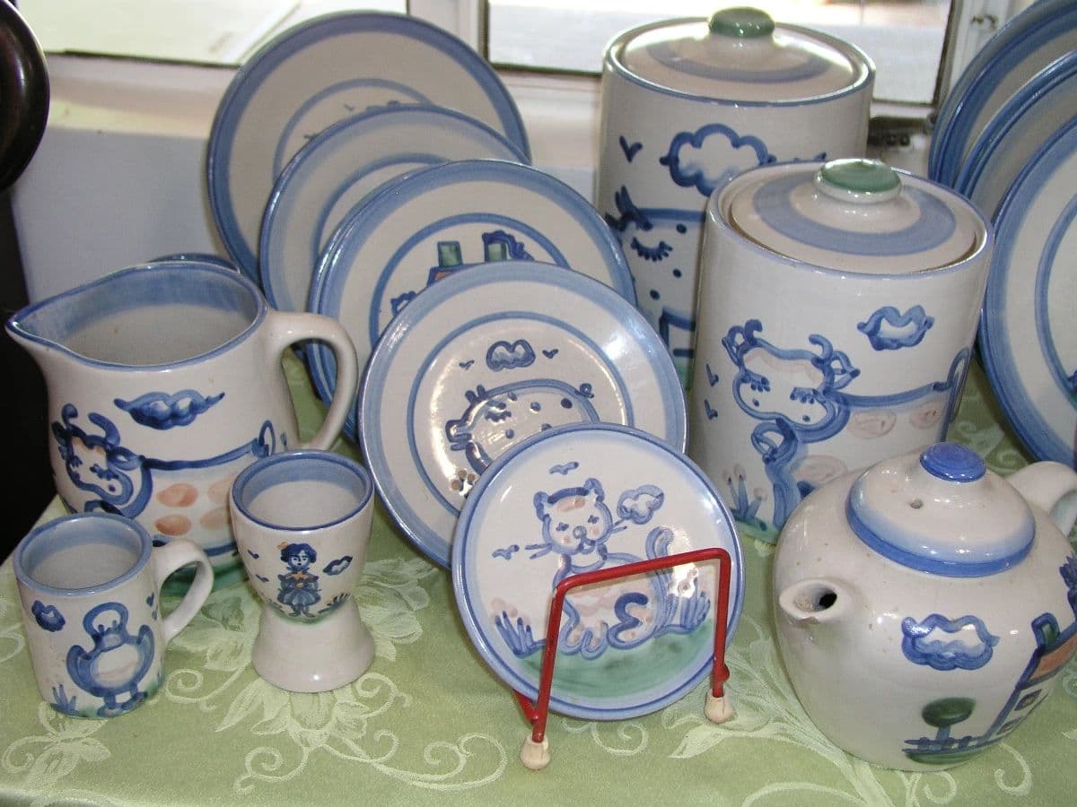 Kathy's Estate Sales - Vintage Central Corridor Beauty! photo 1