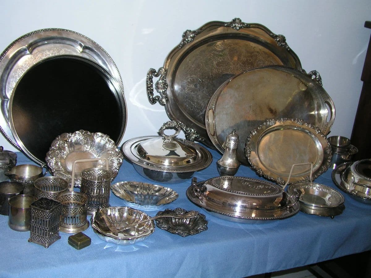 Kathy's Estate Sales - Vintage Central Corridor Beauty! photo 12