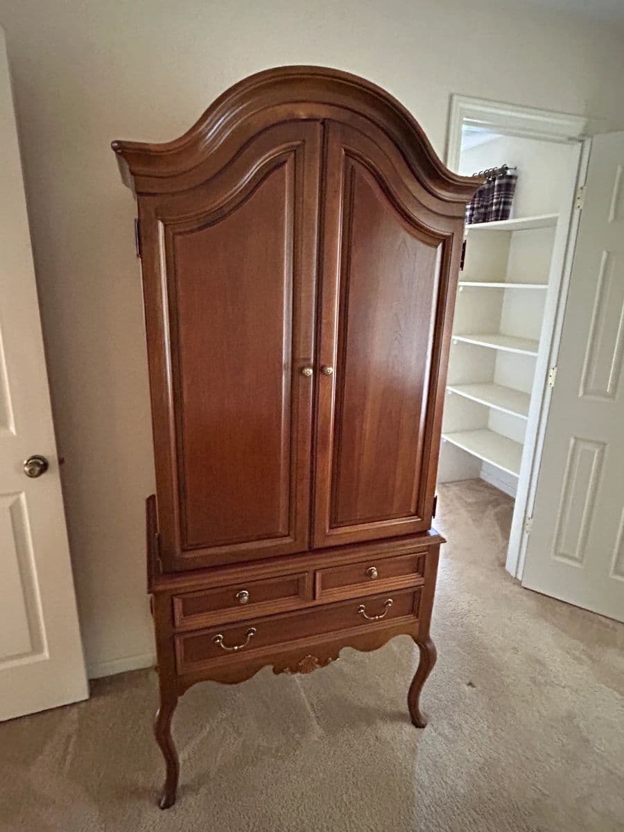 SINCERELY YOURS ESTATE SALE: VINTAGE FURNITURE, BOOKS, KITCHENWARE, CUTE DECOR photo 9