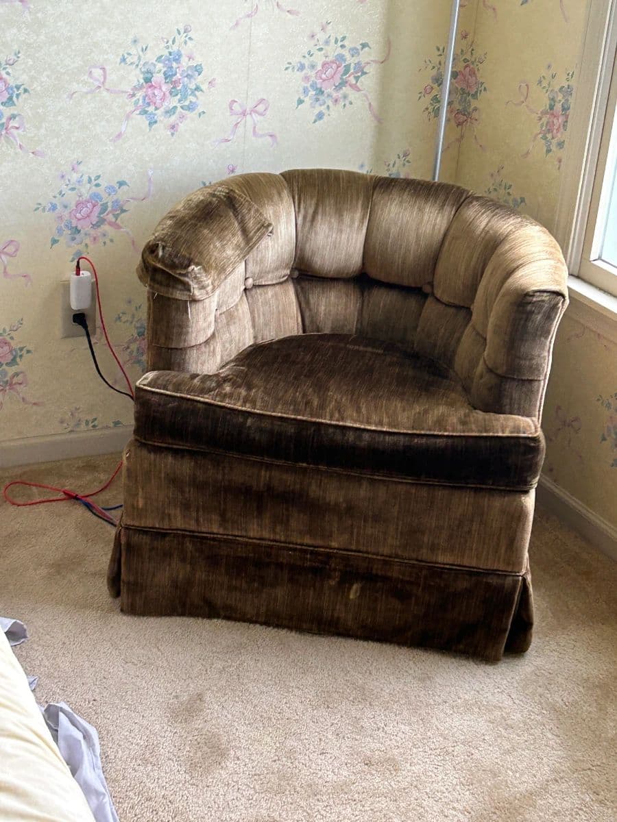 SINCERELY YOURS ESTATE SALE: VINTAGE FURNITURE, BOOKS, KITCHENWARE, CUTE DECOR photo 12