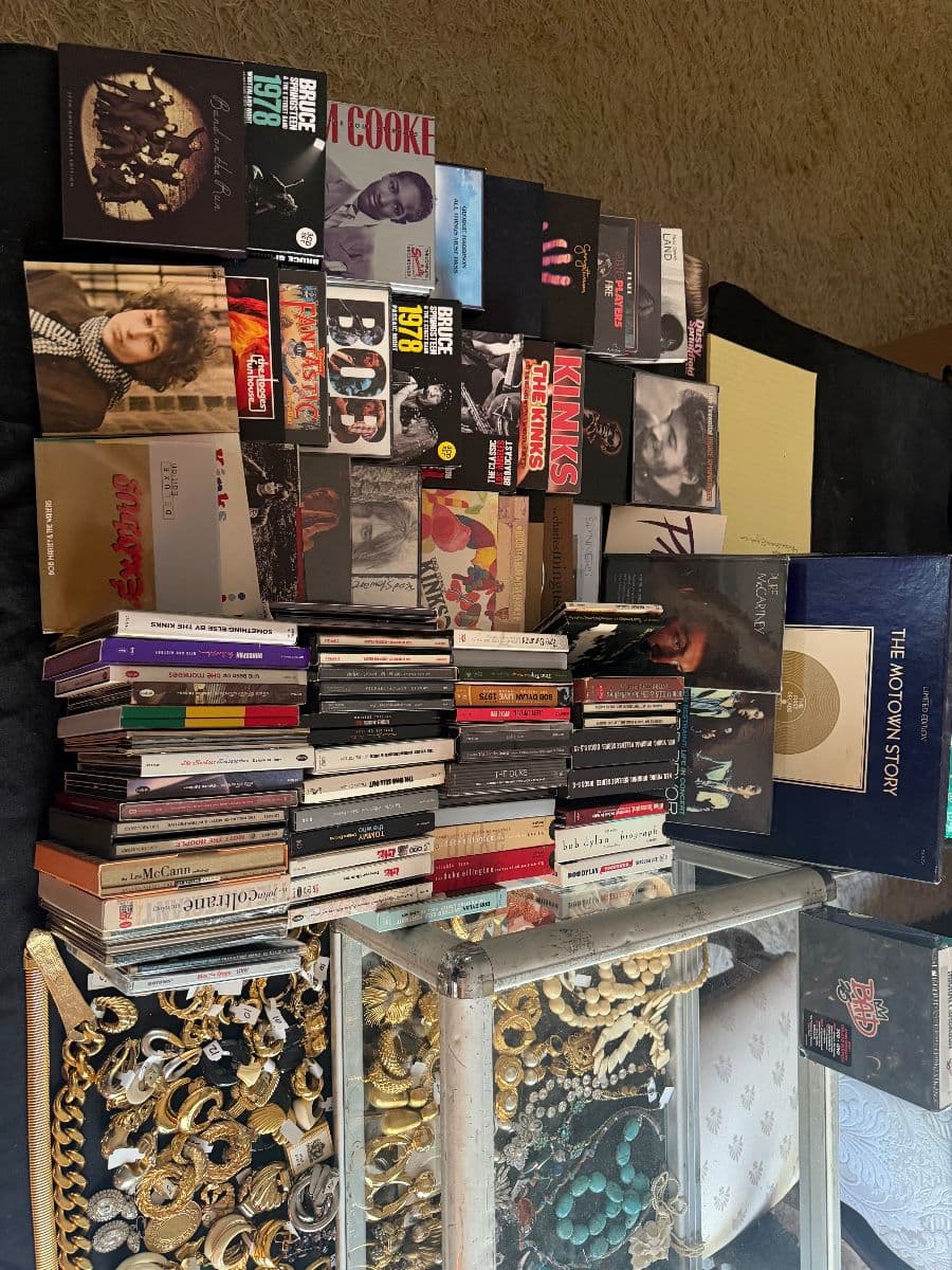 PT 2: Rock N Roll PACKED Brentwood Bonanza Estate Sale photo 2