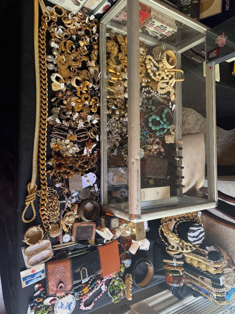 PT 2: Rock N Roll PACKED Brentwood Bonanza Estate Sale photo 3