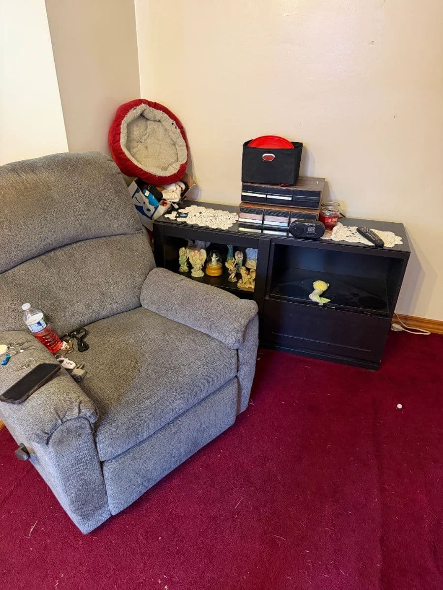Kankakee Cutie! Furniture, Jewelry, Clothing, Linens, kitchen and pantry, more! photo 6