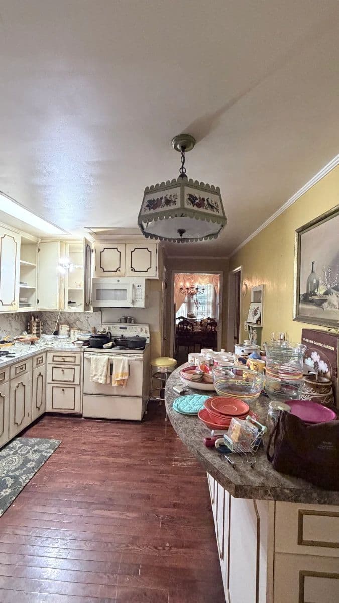 Packed Vintage West Nashville Estate Sale photo 2
