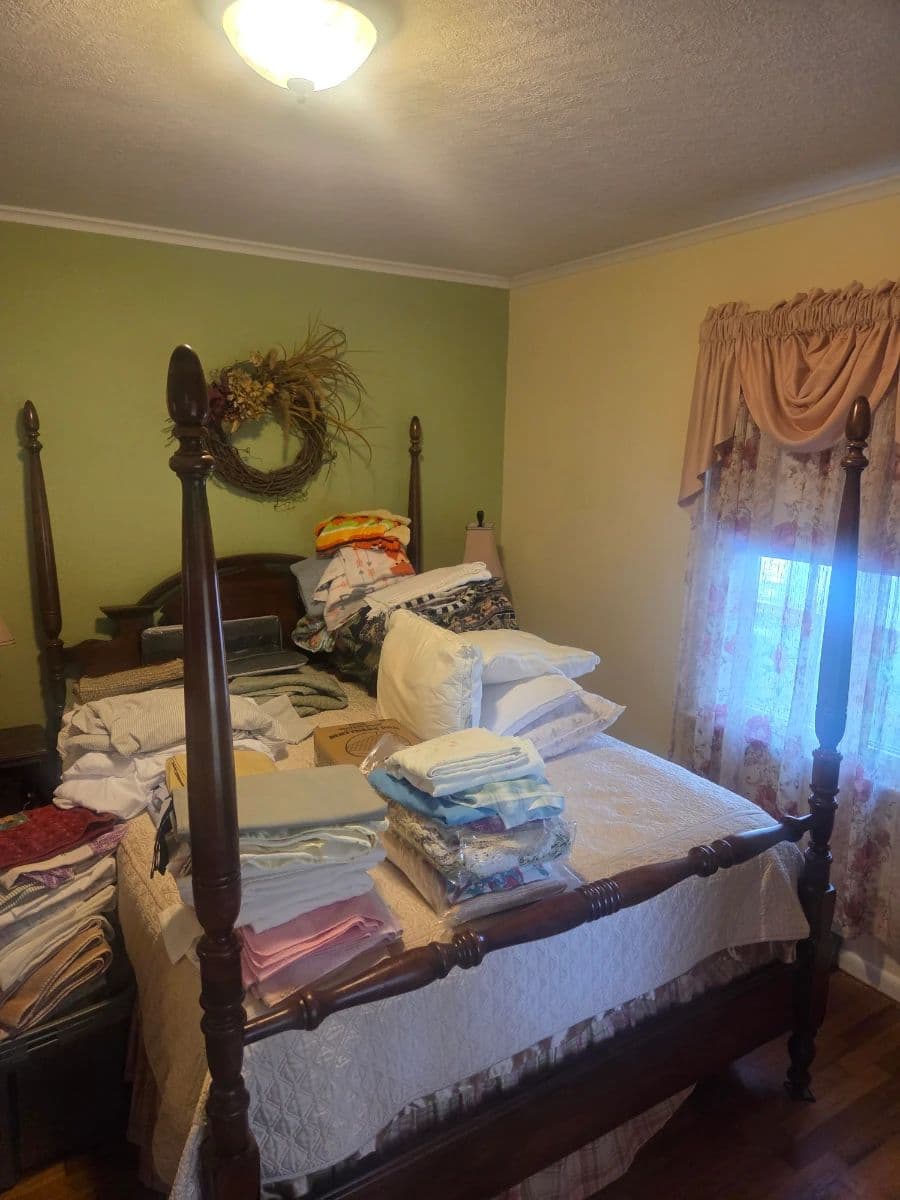 Dana Taylor and Dustyn Taylor Taylors Estate and Auction Liquidation Service photo 10