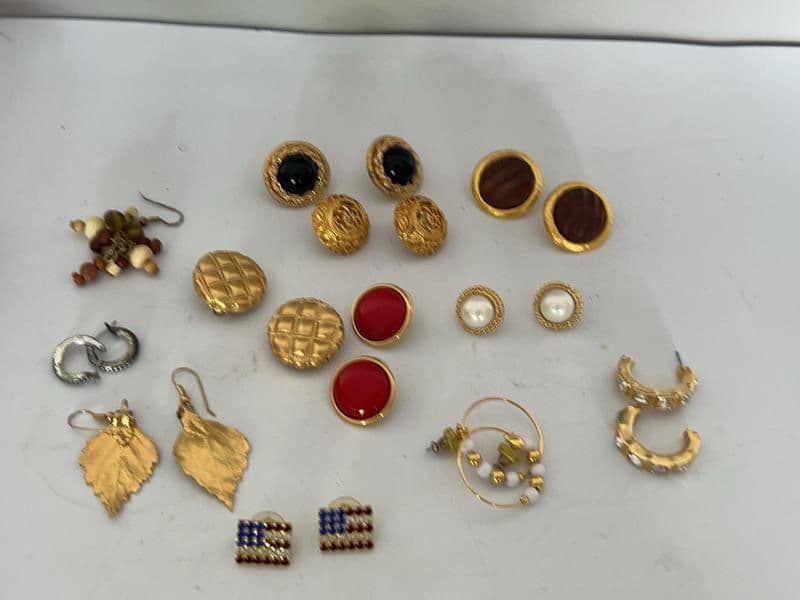 Plymouth Estates Eclectic Mix Old to New Jewelry, Home Decor, Vintage & More photo 5