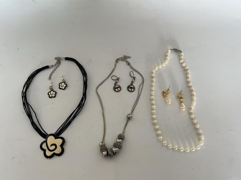 Plymouth Estates Eclectic Mix Old to New Jewelry, Home Decor, Vintage & More photo 3