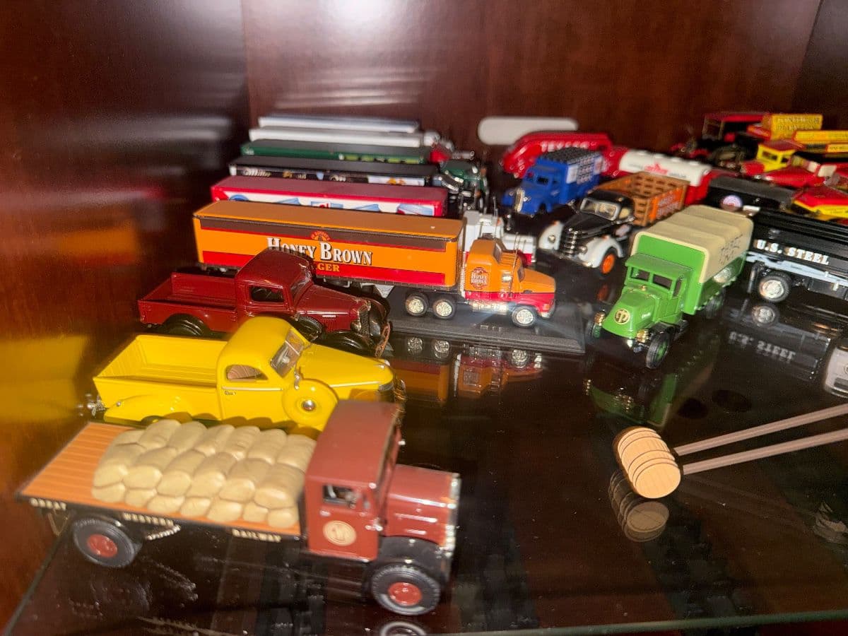 Dunwoody, furniture, collectible model cars vintage carpentry tools, Vintage glassware, China photo 11