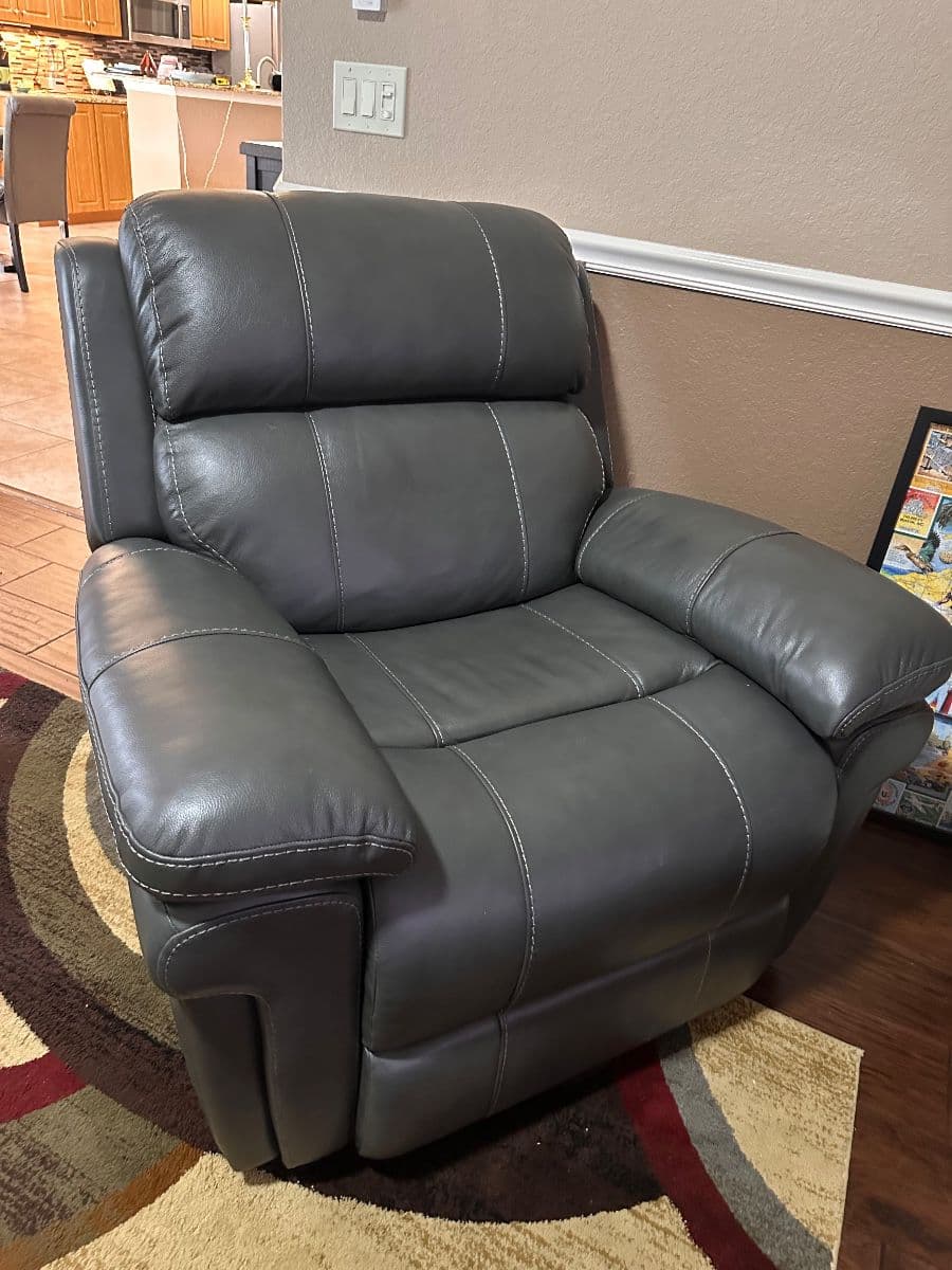 Cape Coral, Estate sale hosted by House Of Consignment photo 4