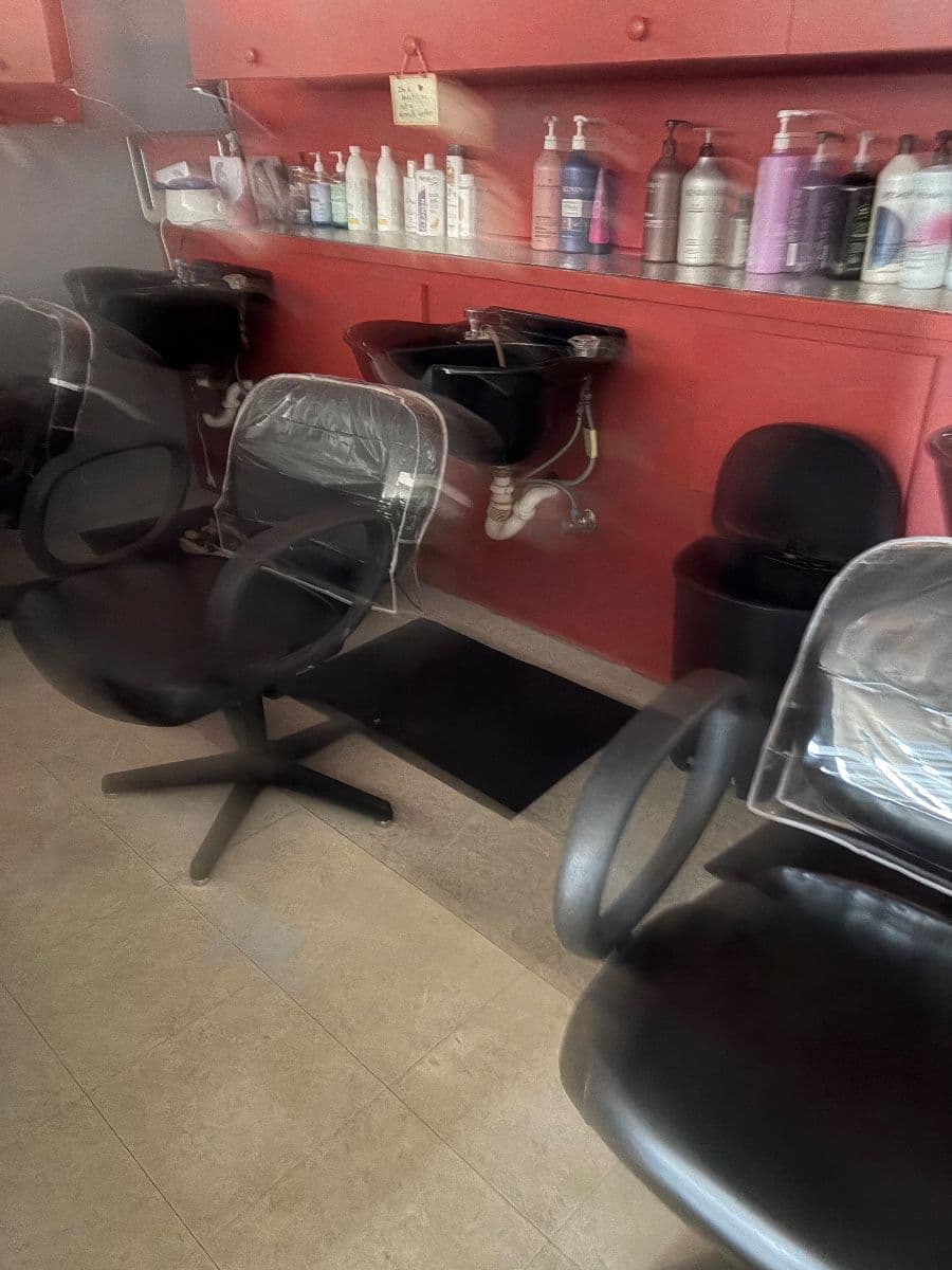 BEAUTY SALON CLOSING. OVERLOAD OF SMALLS photo 11