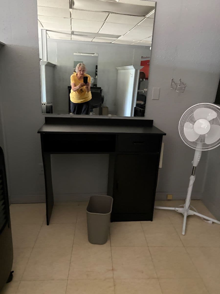 BEAUTY SALON CLOSING. OVERLOAD OF SMALLS photo 12