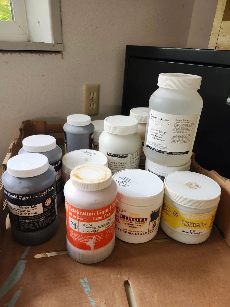 Oregon City Pottery, Art Studio, Vacuum Tube & Electronics Estate Sale photo 11