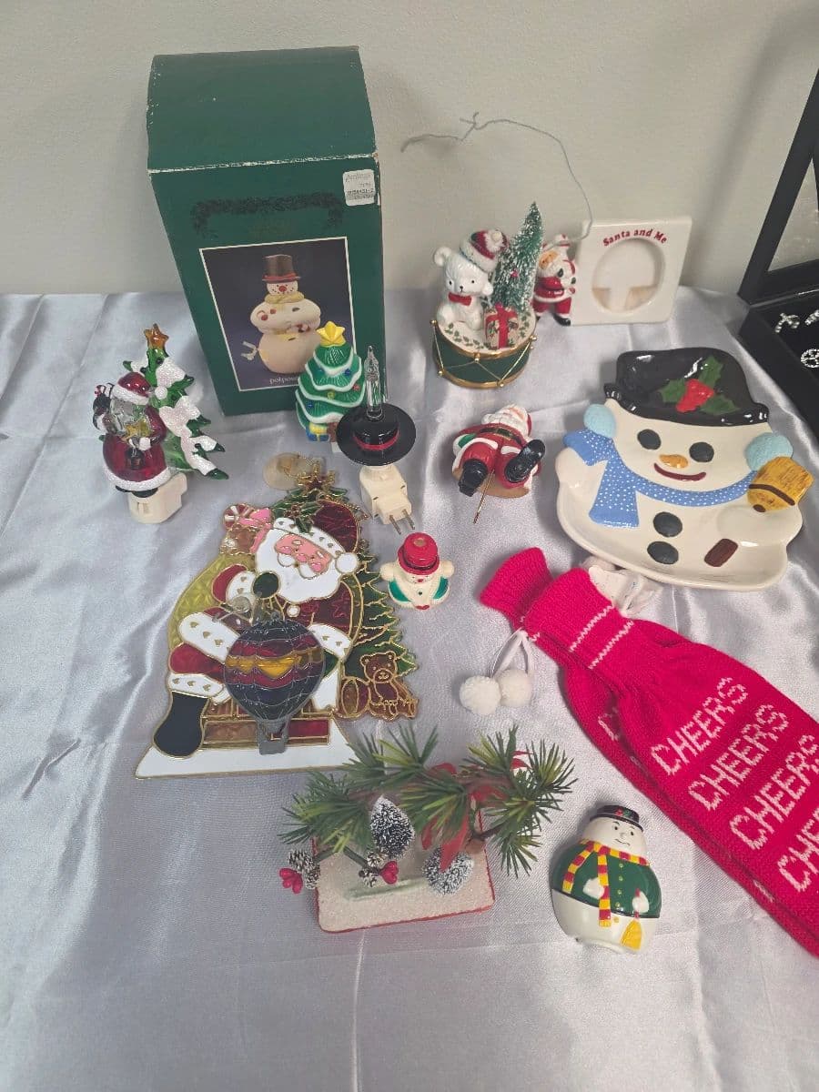 WEEKEND SALE: $6 each - 100s of Rings / Earrings Jewelry | Vintage Womens Clothing | Christmas Decor photo 9