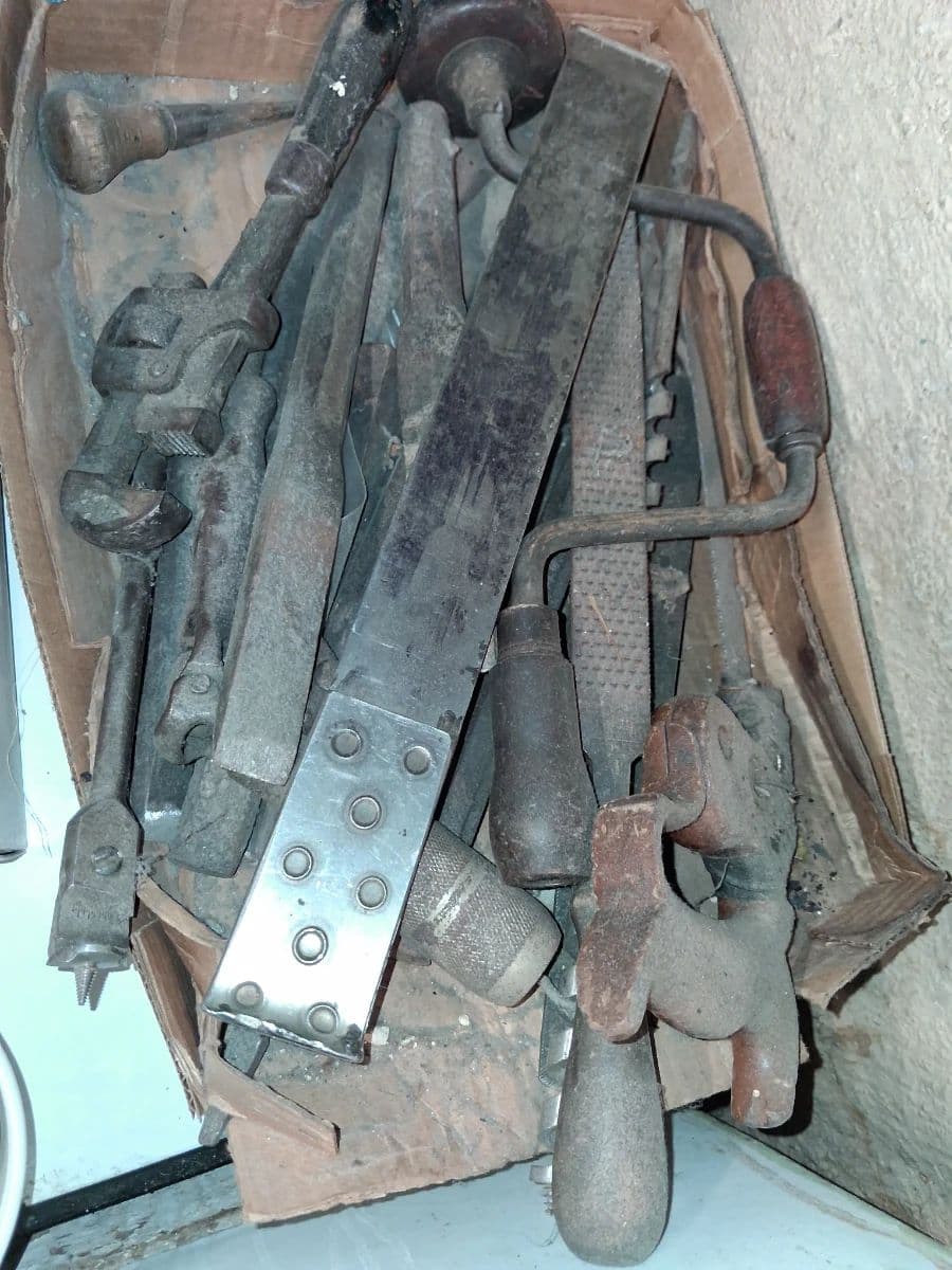 RR mags/manuals|MCM|Applesauce lamp|Tools|w/d|Fridges|VinLawnChairs|Mower|BoyScoutbadges|Misc photo 11