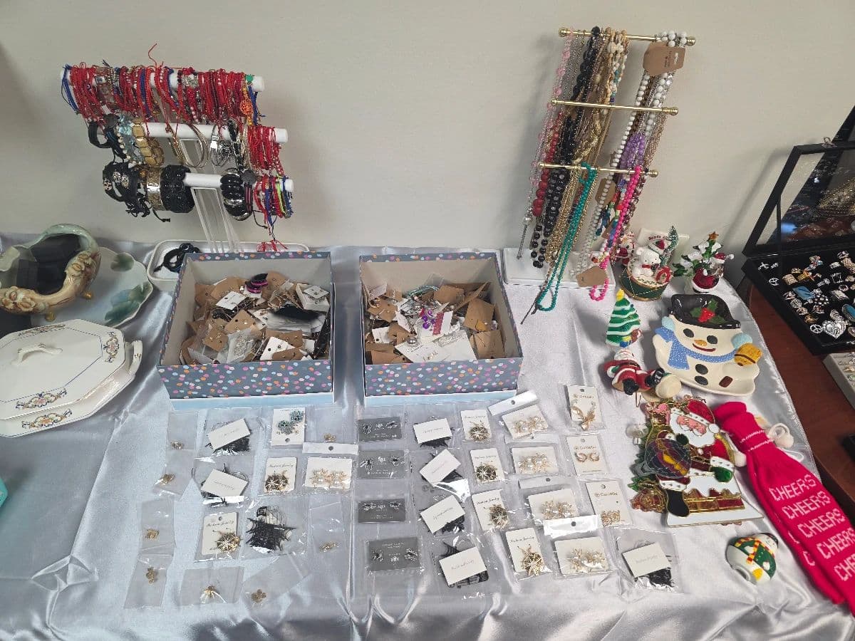 WEEKEND SALE: $6 each - 100s of Rings / Earrings Jewelry | Vintage Womens Clothing | Christmas Decor photo 3