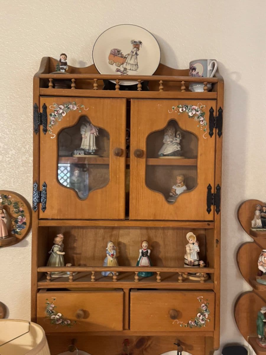 PACKED HOME IN N PHOENIX! TONS OF COLLECTIBLES, FIESTAWARE, DOLLS, CLOTHING, BOOKS & MORE…. photo 10
