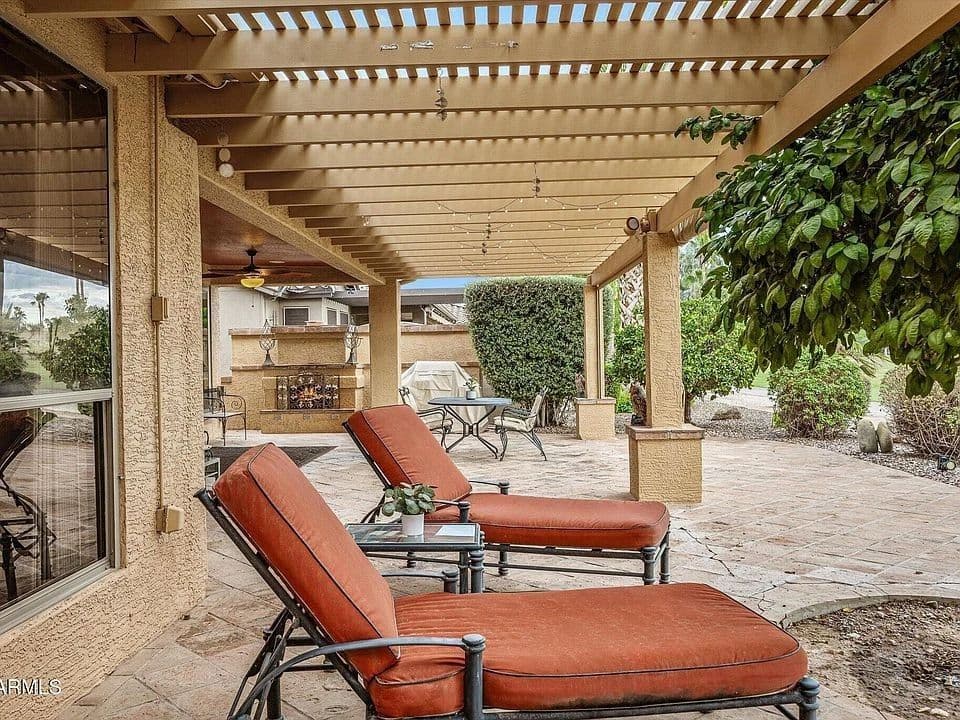 Gated Community home full of elegant home decor & well kept furnishings! photo 6