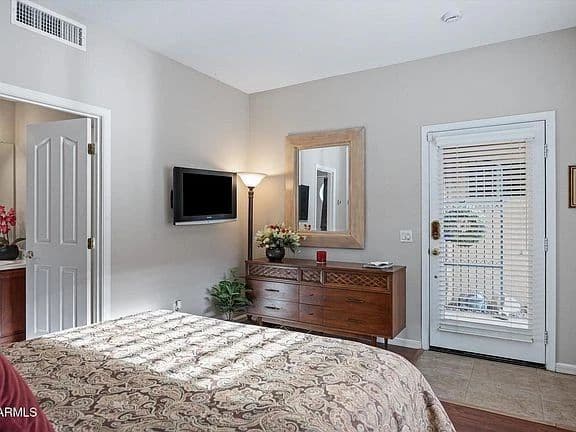 Gated Community home full of elegant home decor & well kept furnishings! photo 5