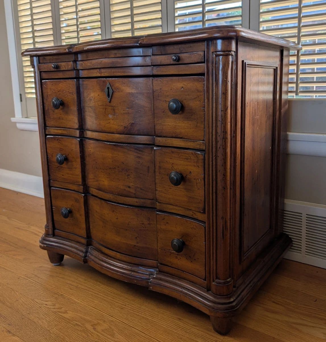 Elegant Living: Luxury Furnishings, Refined Décor & Timeless Treasures photo 3