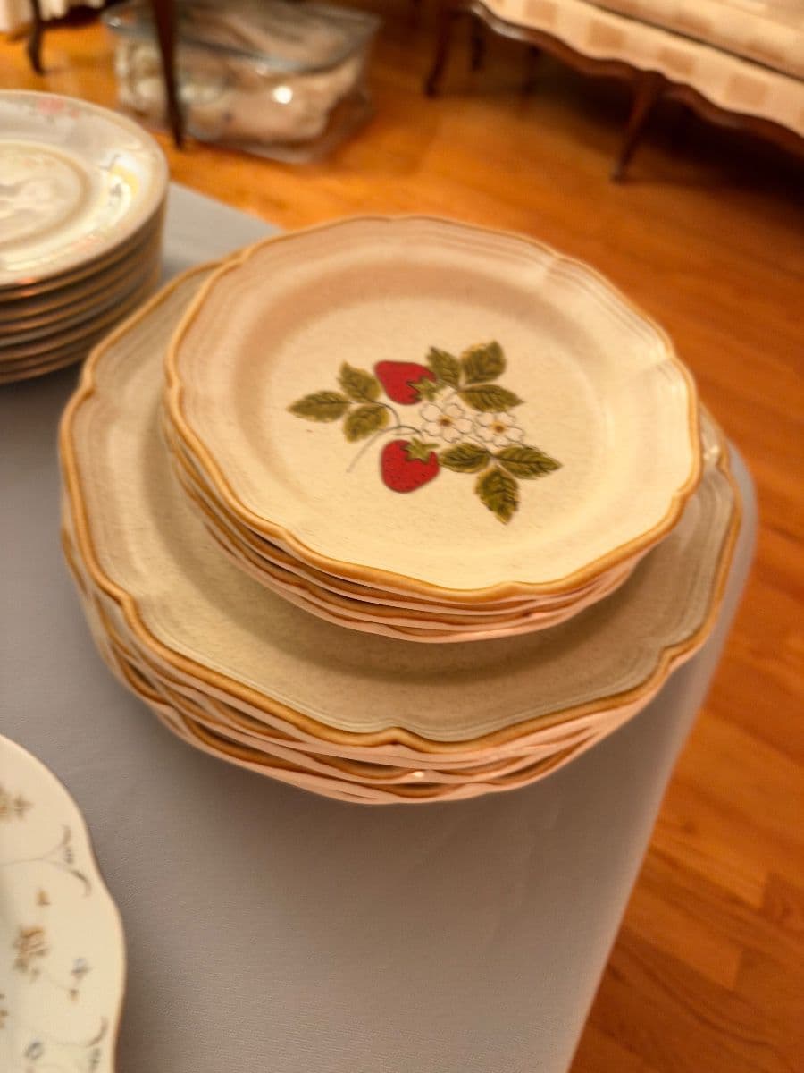 West Ridge Chicago Estate Sale – Vintage Treasures, Fine China, Crystal & Quality Furniture! photo 5