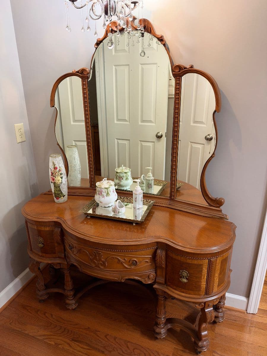 Beautiful Antiques in Bellevue! photo 12