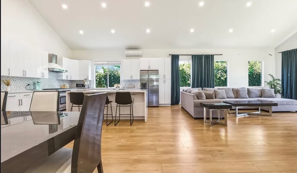 Modern Encino Estate Sale – Stylish Furniture, Décor & More! photo 1