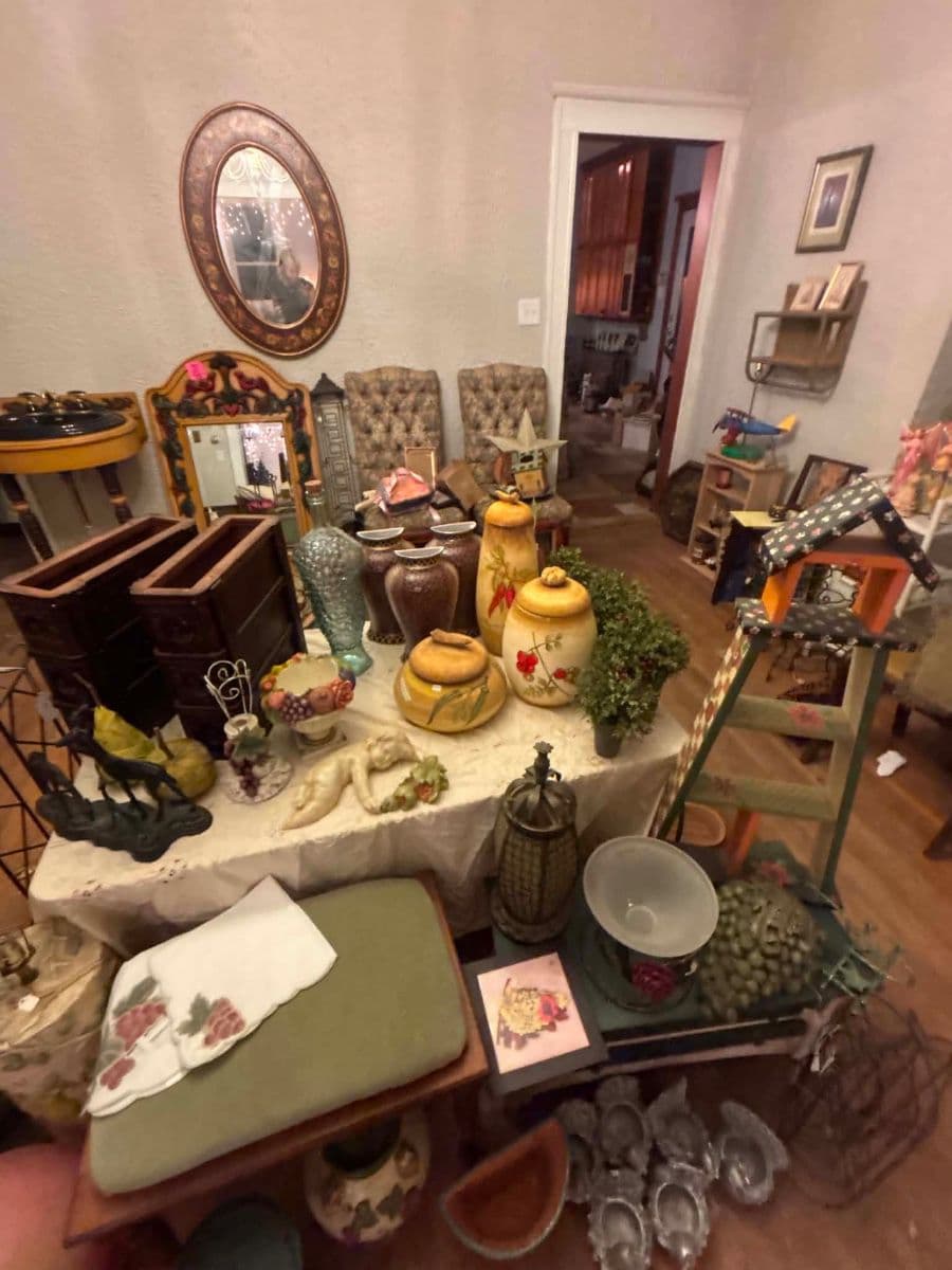 HUGE ESTATE SALE - BOUTIQUE/ANTIQUE STYLE ITEMS! photo 10