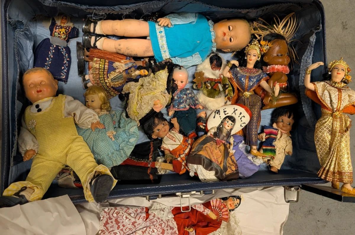 Vintage 1960s Hong Kong Diplomat's Wife Estate Sale - First Time Available For Sale photo 2
