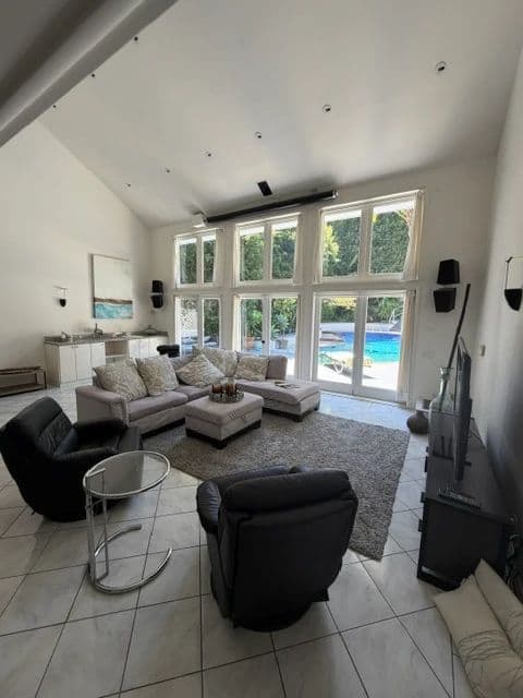Magnificent Los Angeles Estate: Over 6600 sq ft of Immaculate Contemporary & Traditional Furnishings photo 2