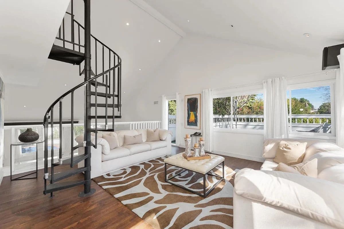 Magnificent Los Angeles Estate: Over 6600 sq ft of Immaculate Contemporary & Traditional Furnishings photo 4