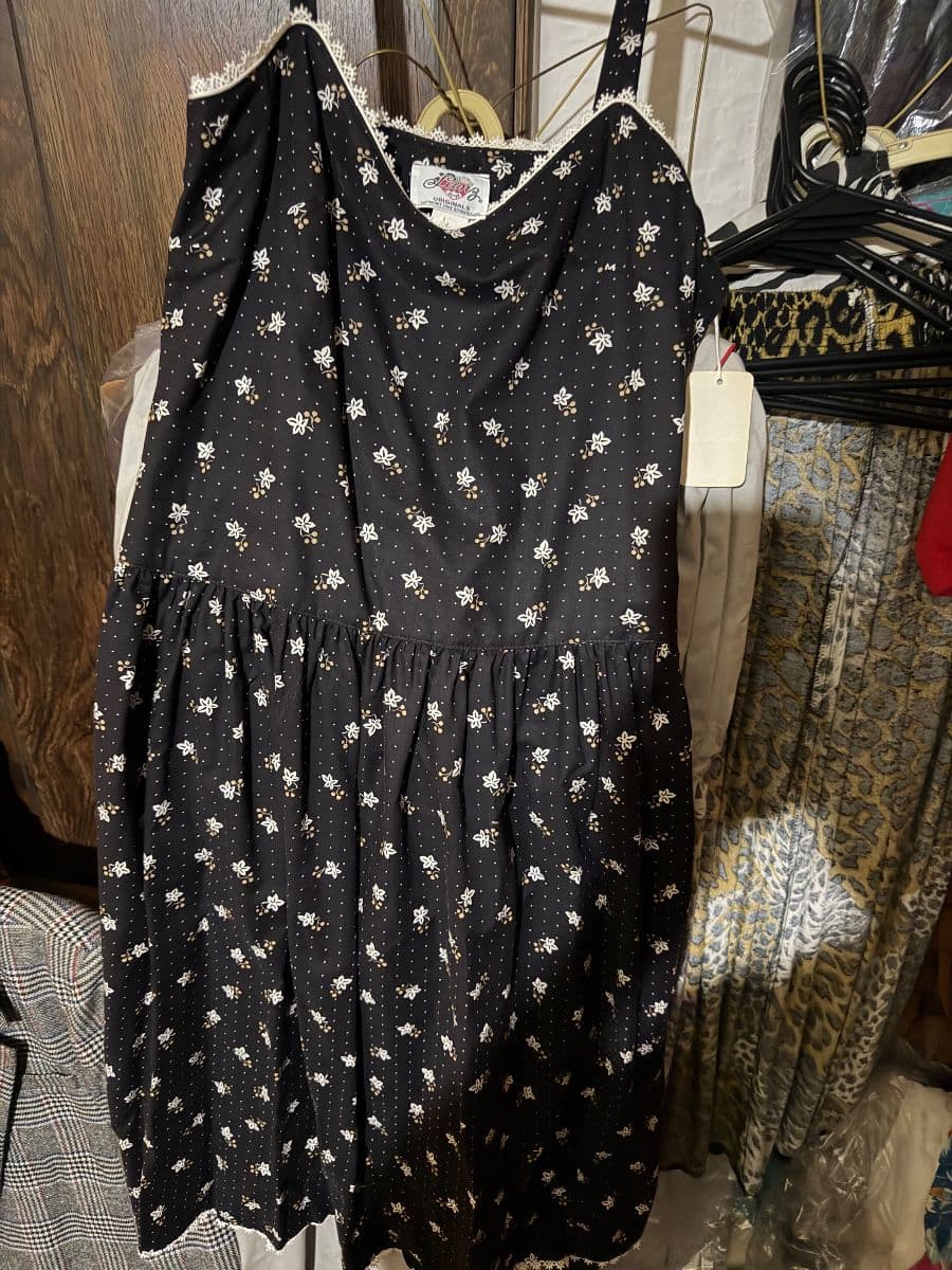 SASSIES PRESENTS: THE GREAT ANTIQUE STORE UNEARTHING -VINTAGE CLOTHING & MORE- SALE #1! photo 6