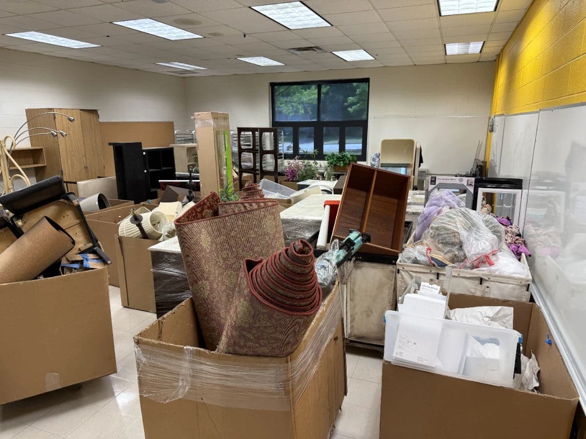 FINAL CLEARANCE SHOWROOM THOUSANDS OF ITEMS •UP TO 75% all items photo 10