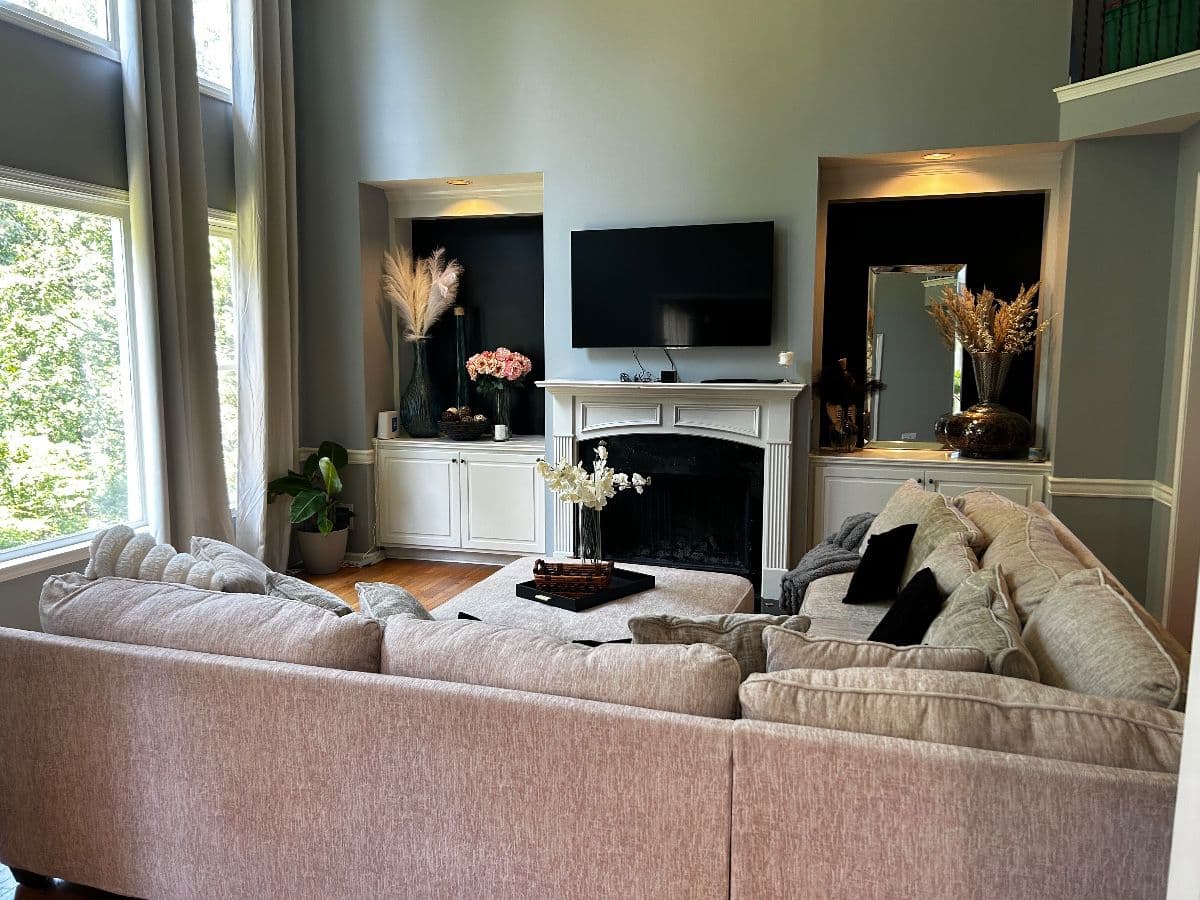 GILDED NEST WITH A RANGE ROVER, FURNITURE, DESIGNER CLOTHES AND ENTERTAINING FOR DAYS! A MUST SEE! photo 1