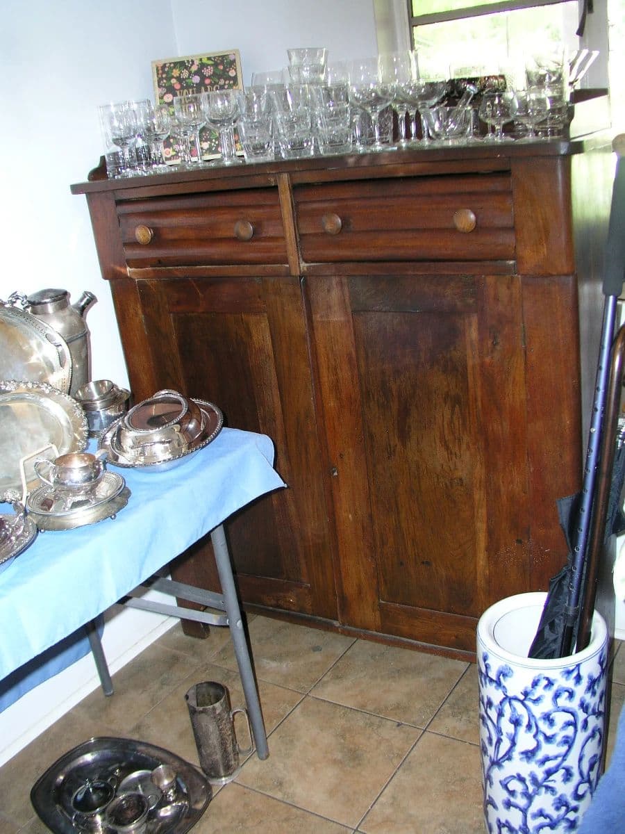 Kathy's Estate Sales - Vintage Central Corridor Beauty! photo 3