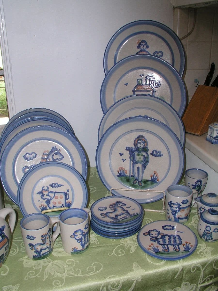 Kathy's Estate Sales - Vintage Central Corridor Beauty! photo 2
