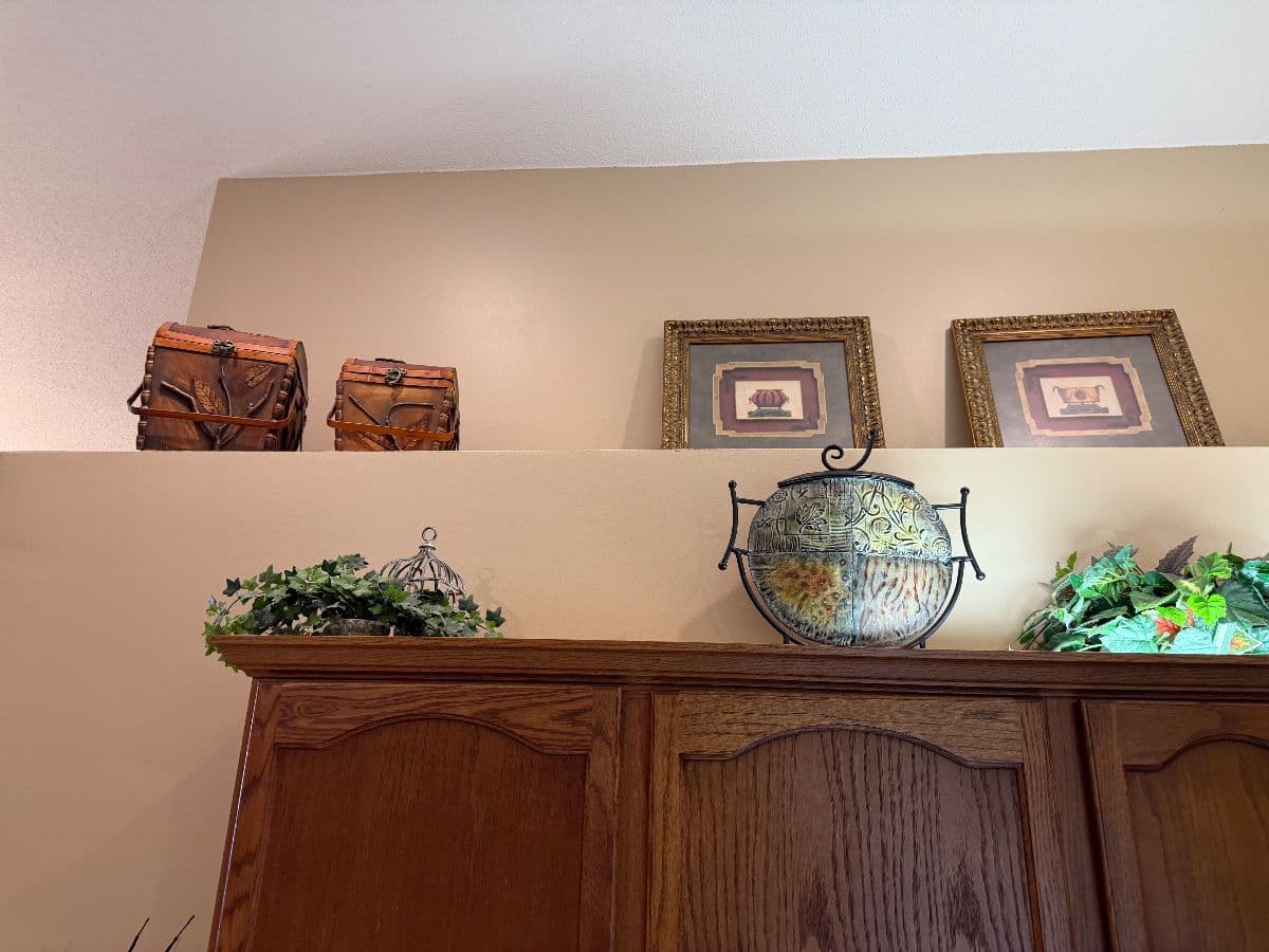 Beautiful estate sale in Cordova Tennessee with clothing & furniture photo 7