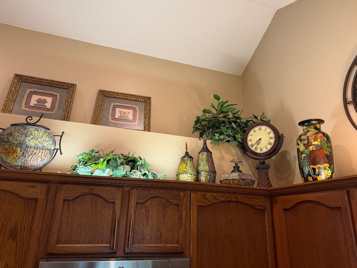 Beautiful estate sale in Cordova Tennessee with clothing & furniture photo 5