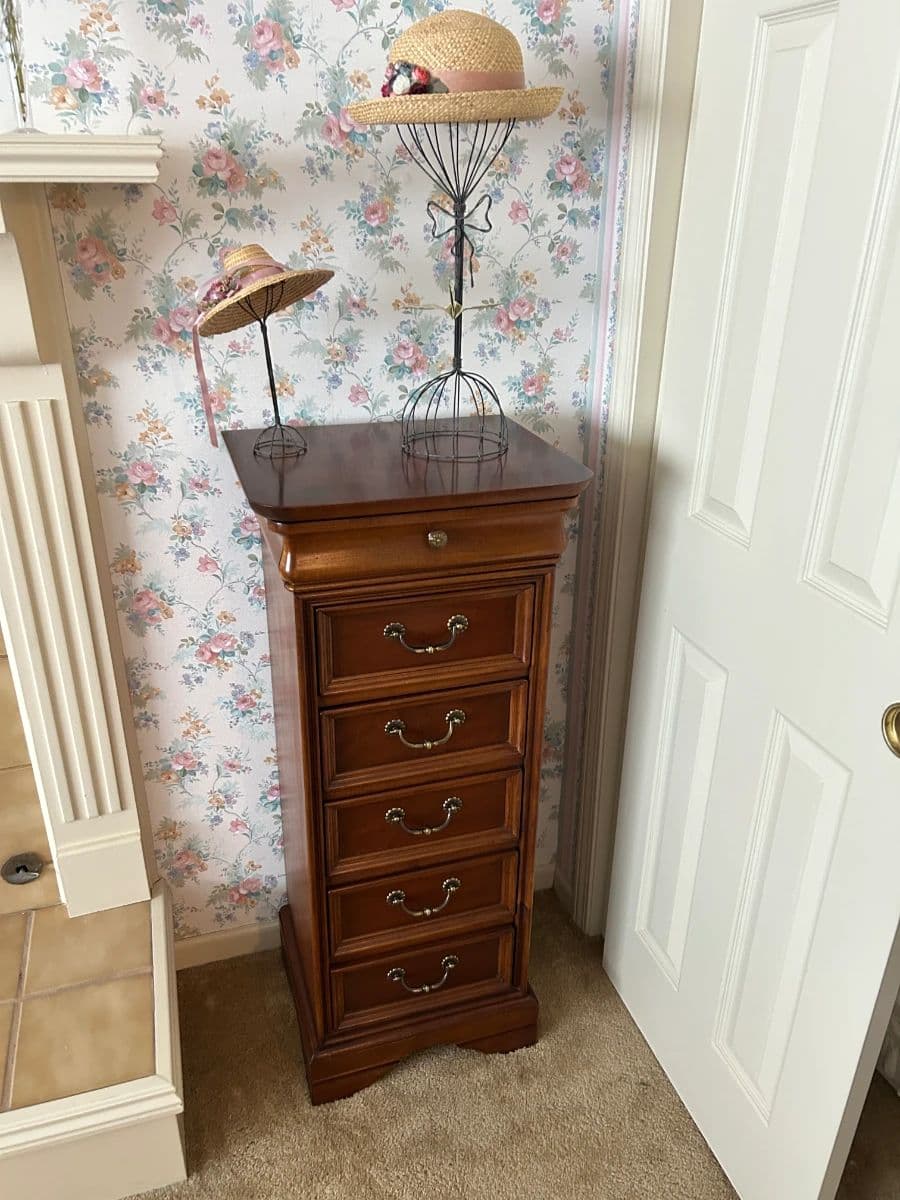 SINCERELY YOURS ESTATE SALE: VINTAGE FURNITURE, BOOKS, KITCHENWARE, CUTE DECOR photo 5