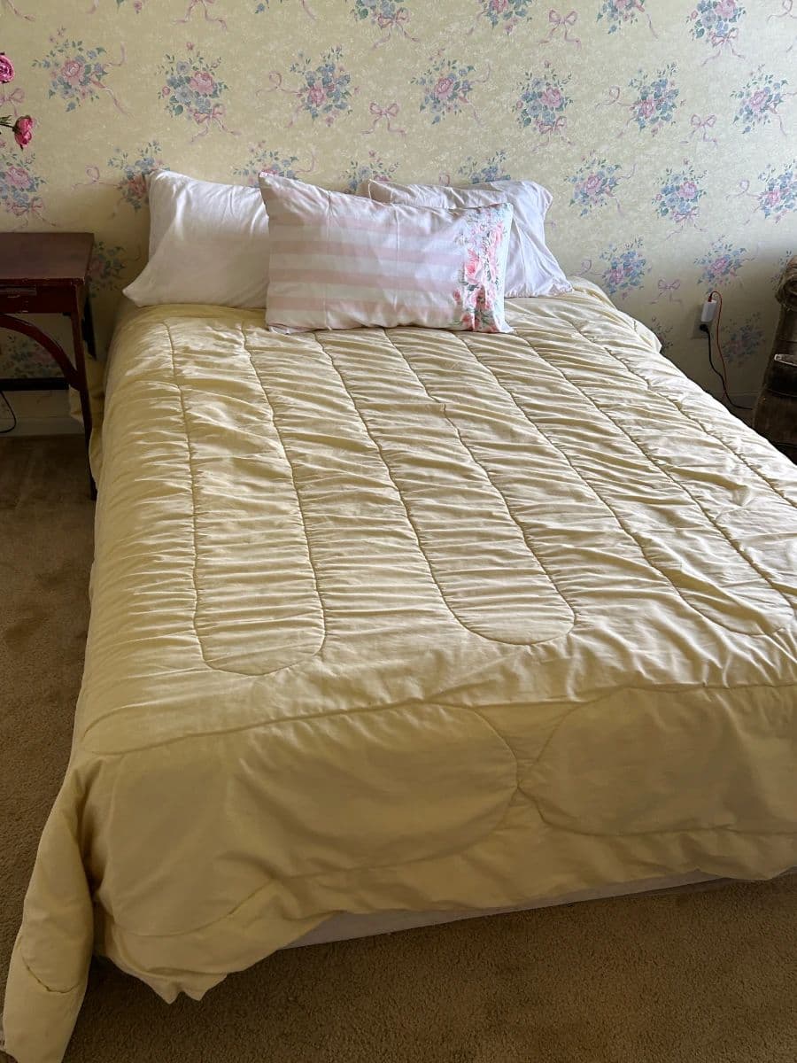 SINCERELY YOURS ESTATE SALE: VINTAGE FURNITURE, BOOKS, KITCHENWARE, CUTE DECOR photo 11